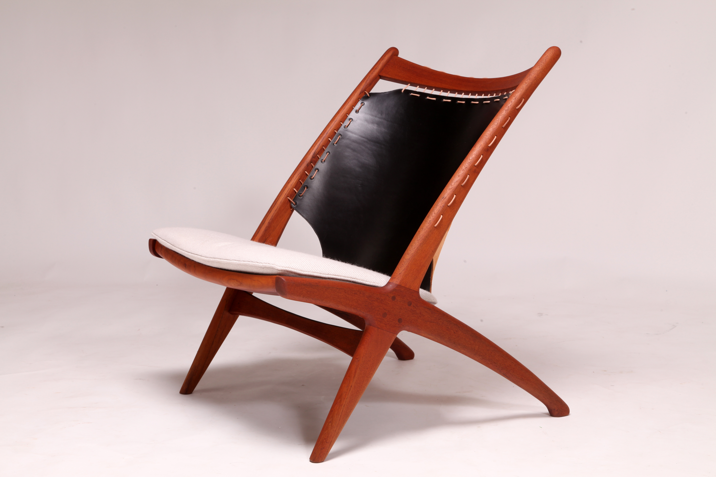 The cross lounge chair in teak by Fredrik Kayser | Swanky