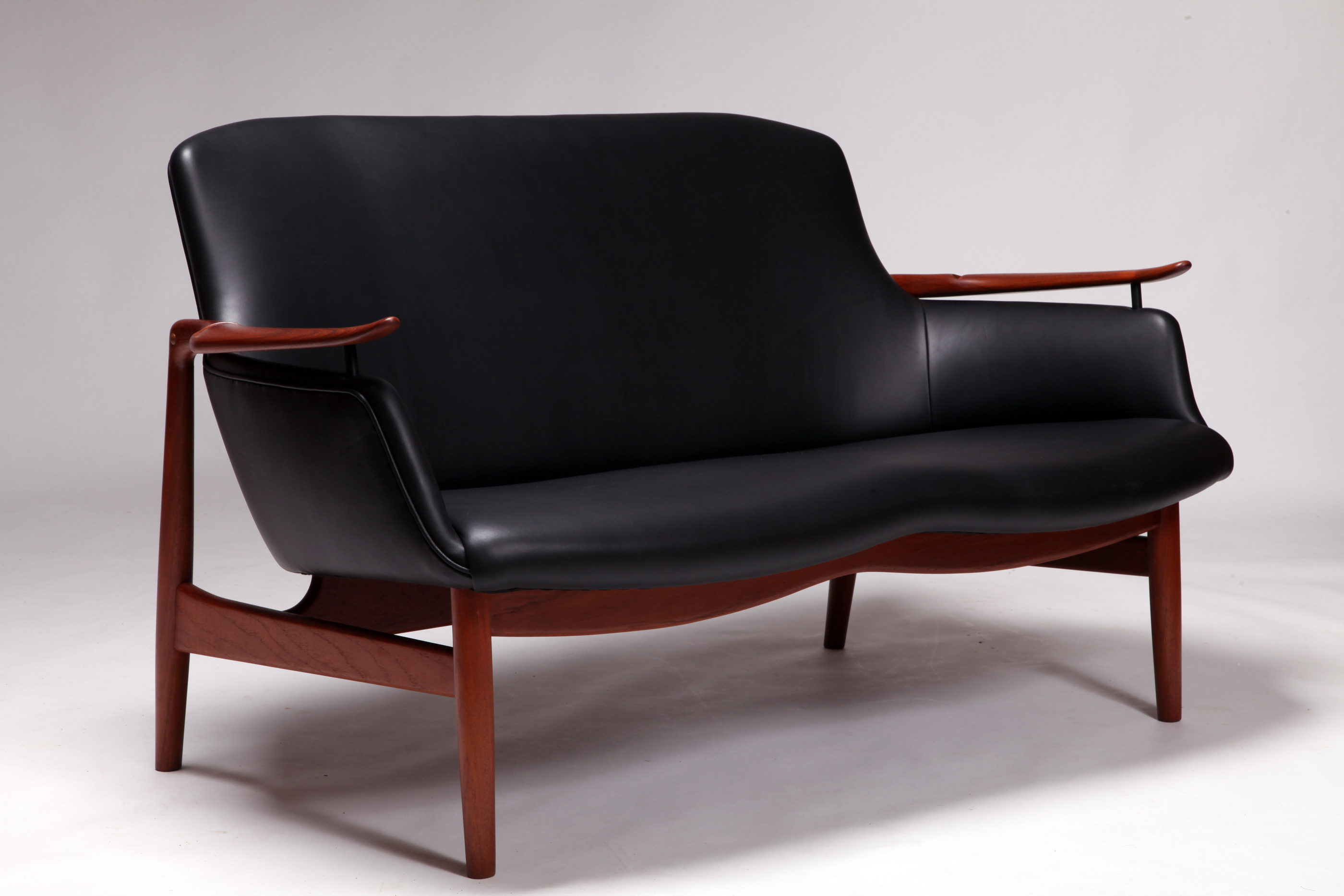 NV53 Settee teak Finn Juhl フィンユール ニールスヴォッダー | Swanky Systems